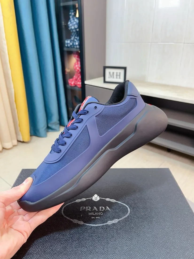The ex-factory price is 680🌹🌹The high-quality new Prada (Prada) counters are launched simultaneously. The new men's shoes and 😘fabrics are selected from imported mesh and glue-spraying technology. Imported cowhide lining. 👍🏿High-end☄️Open-molded non-slip rubber outsole, exquisite lines, simple and elegant, comfortable and high-end for leisure travel. Code number: 38 to 44